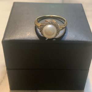 Cultured fresh water pearl with 14k gold and diamonds